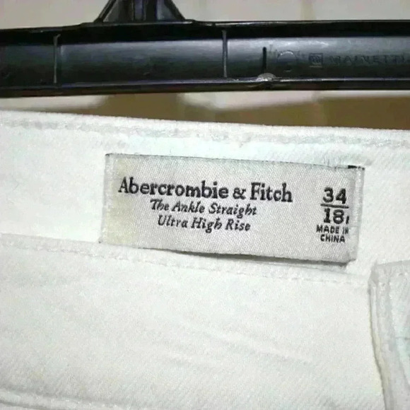Abercrombie and Fitch NWT Curve Love Ultra High Rise Jeans Size 34 - Picture 2 of 5